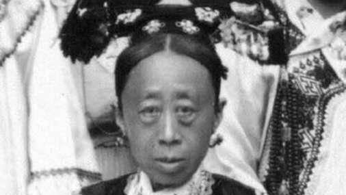 晚清，年近50岁的慈禧正在试穿新衣服，忽然听见身后有人说道：“一个老寡妇，妖里妖