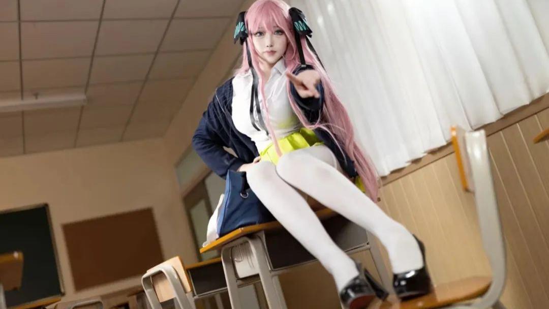 五等分的花嫁中野二乃cos：白丝过膝袜，魅力四射