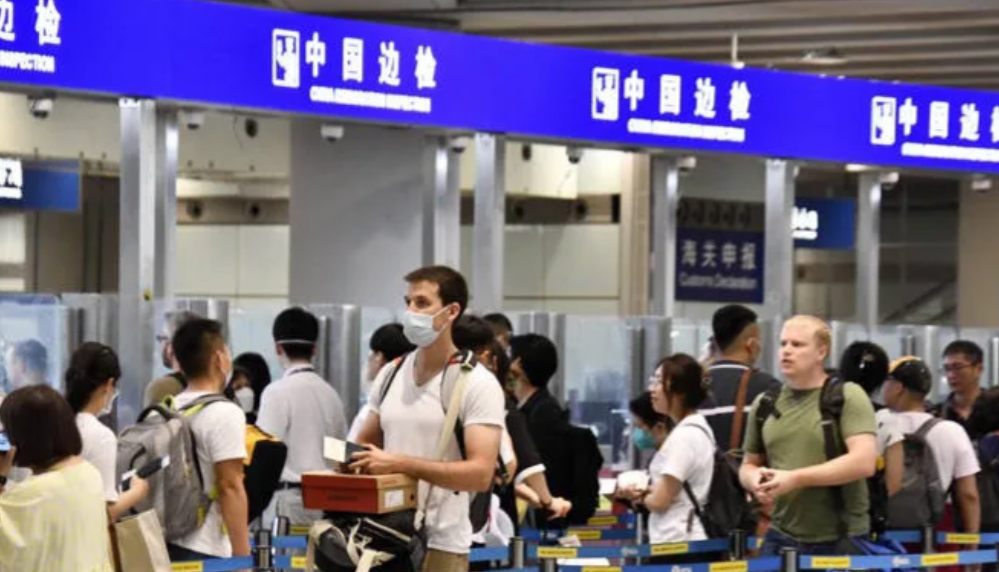 中国驻美大使谢锋今天（11月23日）发文说：“中国向世界开放的大门越来越大：
?