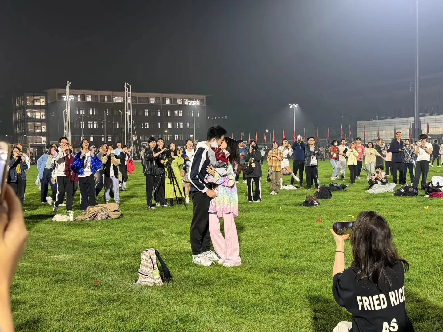 怪不得北大恋爱率高呢！！！
据说今晚北大是霉霉专场，有人在五四操场放love s