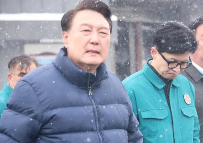 韩国公调处已经将逮捕令移交警方，如果尹锡悦拒捕，警方可以开枪击毙！
今天已经是逮