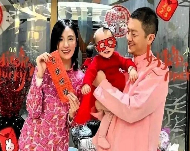 李亚鹏的全家福这次真算把网友看破防了！

15岁的李嫣穿着粉色卫衣，像考拉似的粘