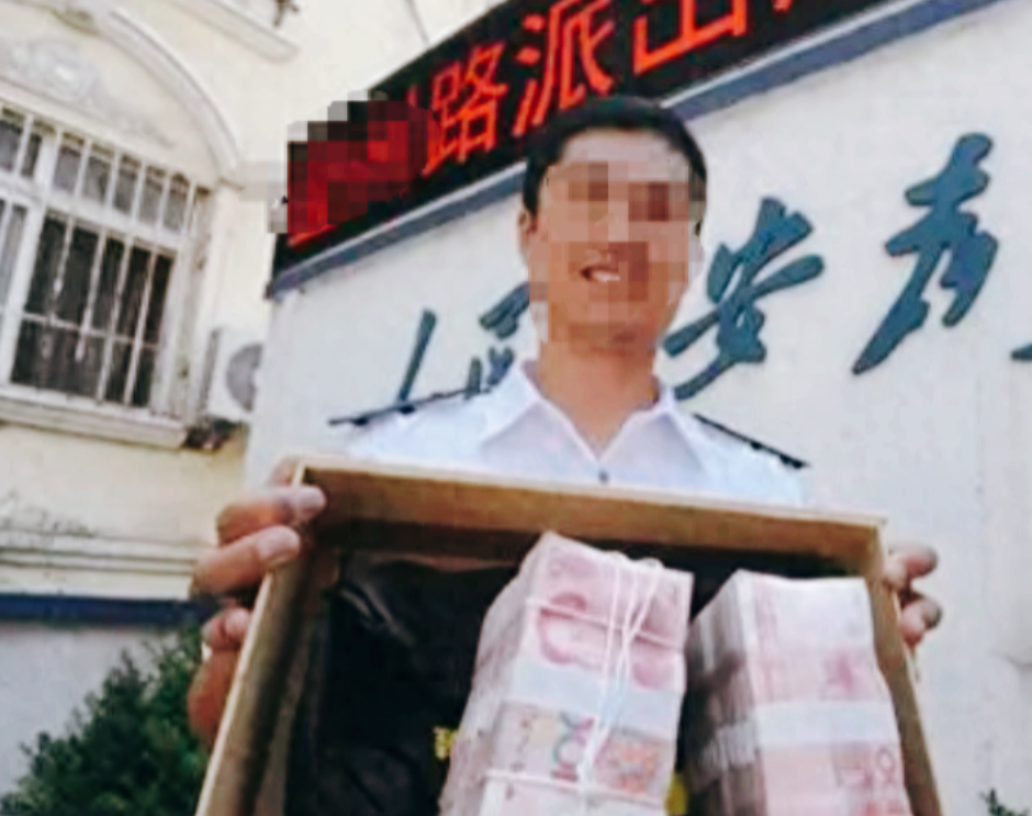 “太无耻！”浙江，2024年5月，男子捡到22万，立刻报警，警察调出监控，很快找