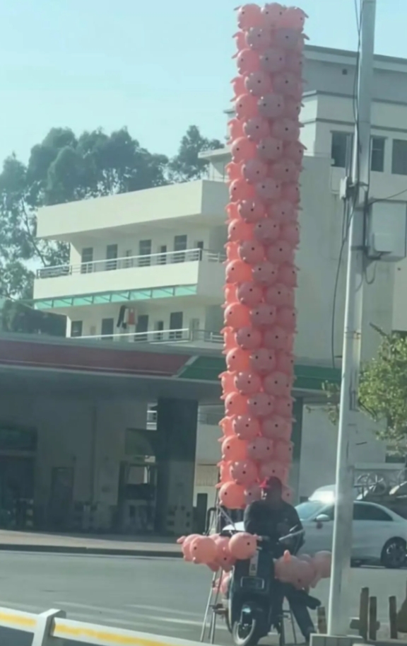我很好奇这个气球是怎么摞上去的呢？如果我想买最上面的那个气球的多钱？能卖我不