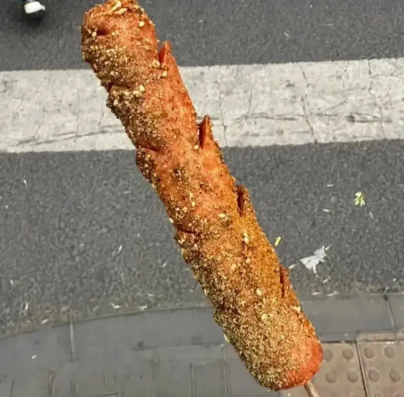 网红淀粉肠，去年夏天挺火的。今年估计够呛了