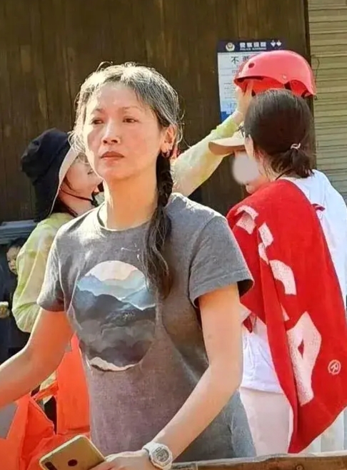 56岁吴倩莲罕见露面。吴倩莲当年和任贤齐主演的《神雕侠侣》非常火爆。

虽然她黑