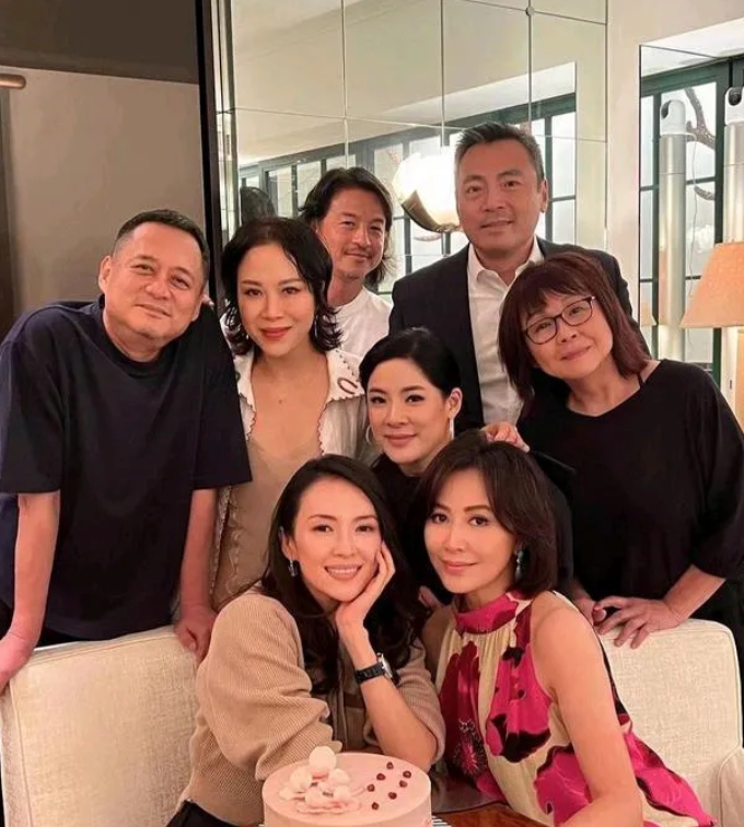 刘嘉玲豪宅设宴章子怡，亲自给她过生日，张子枫乐意把C位让给她，服装设计师张叔平愿