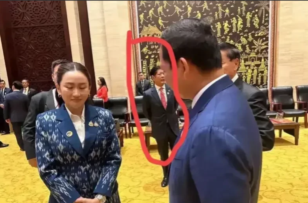 东盟首脑会议在万象正式开幕之际，菲律宾总统费迪南德·罗慕尔dez·马科斯（小马科