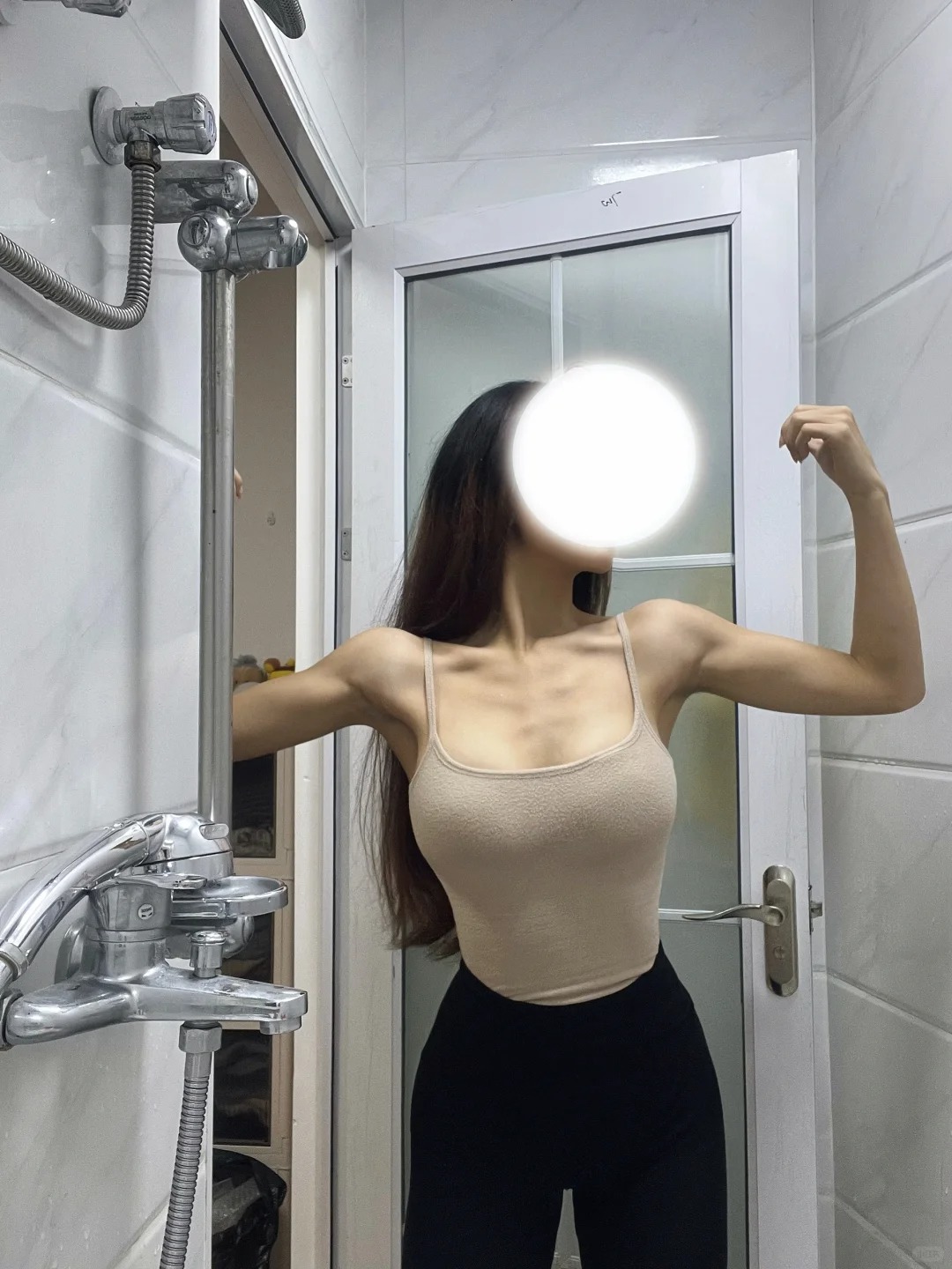 没练过！
回家收拾东西收拾收拾着感觉肩膀好痛
去厕所照镜子一看给自己整不会了
我