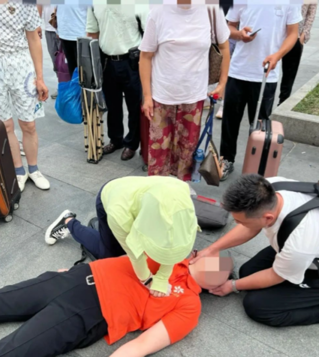 “泪目了！”上海，一男子带着妻子去火车站，可两人刚走到南广场，妻子就倒在地上，没
