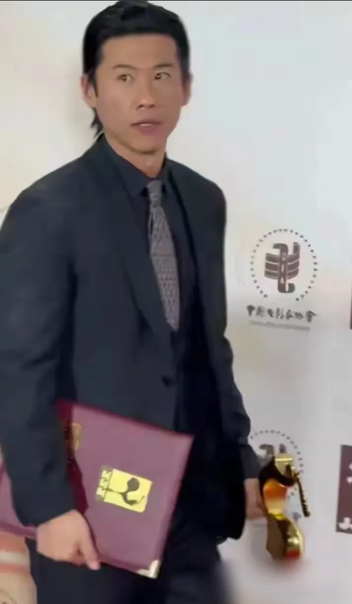 他终于获奖了！

王骁是著名演员王馥荔的儿子，也算是星二代吧！由于长相一般，不是