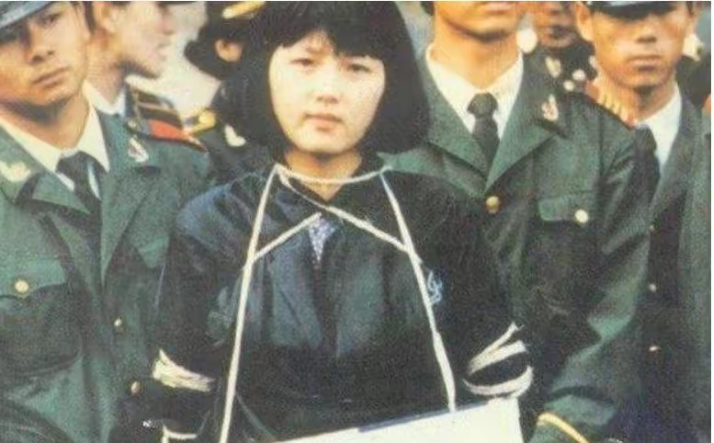 1991年，20岁美女陶静被押赴刑场时，要求取下避孕环，警察：可以。
 
在19