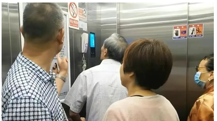 北京，一女子买了小区1楼房子，无意中发现，自己交的物业费里，竟有电梯费，遂停交五