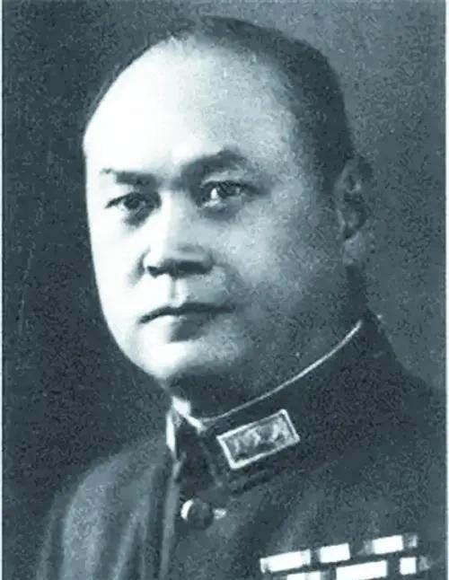 1949年8月的一天，特务头子沈醉在家中部署对杨杰的暗杀。沈母听到后，用手指戳着