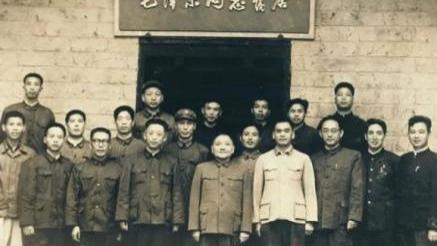 刘少奇参观毛主席故居，指着门匾问：谁提议的？“故”这个字不妥