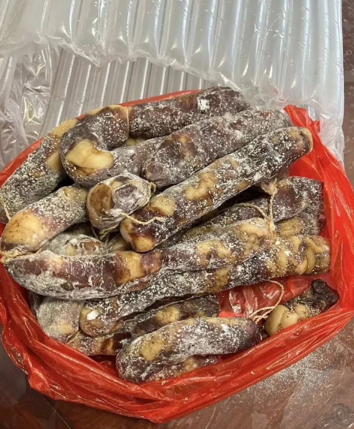 同学老家寄来的腊肠，放了几天就起白点子，问还能不能吃？有人说坏掉了，有人说洗洗就