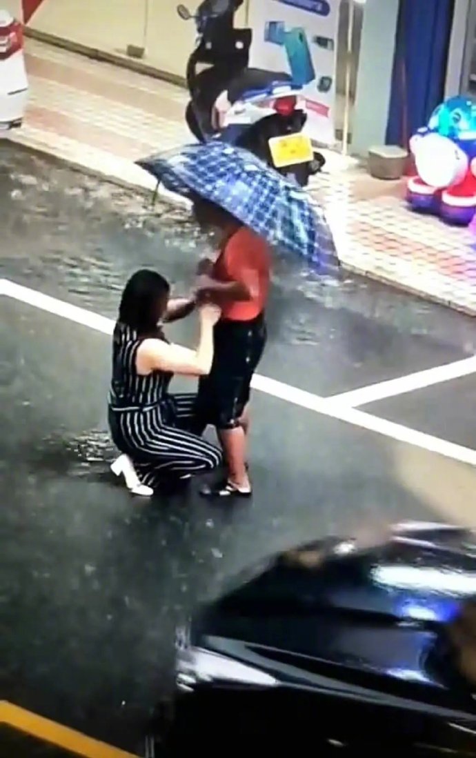 在雨中偶遇的感人画面