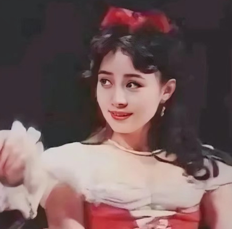 年轻时的宋丹丹果真明艳动人，精致得像洋娃娃。镜头下的她身穿红色公主裙，烫着弯弯的