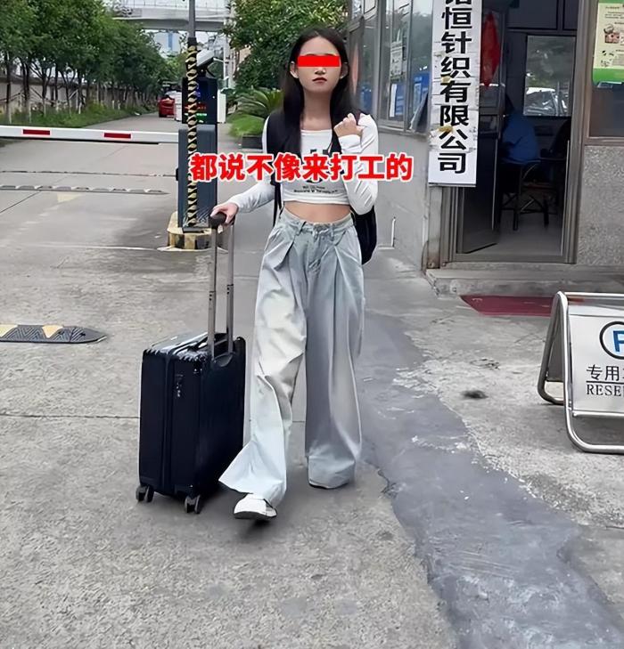 “你这么漂亮的女孩，怎么敢来这儿面试？！”
那一声几乎是嘶吼的质疑，让张雯的眼睛