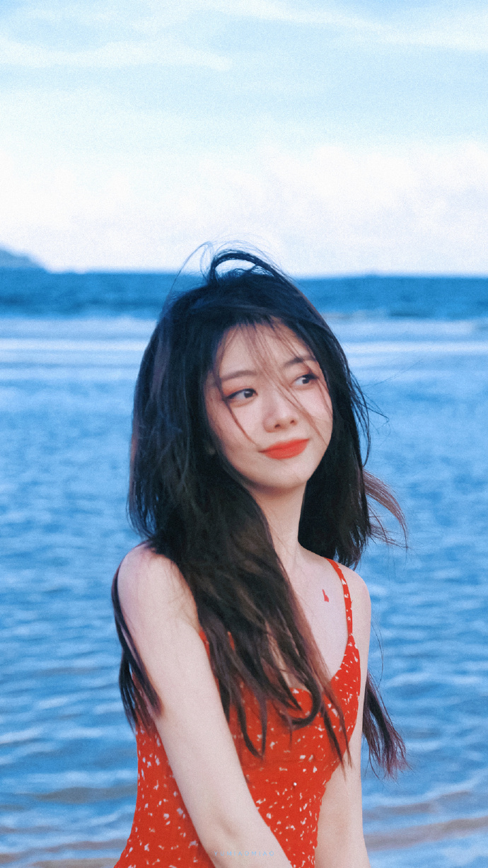#谭松韵海边红裙#别的女星打理得一丝不苟，妆发精致得像用游标卡尺测量过。谭松韵似