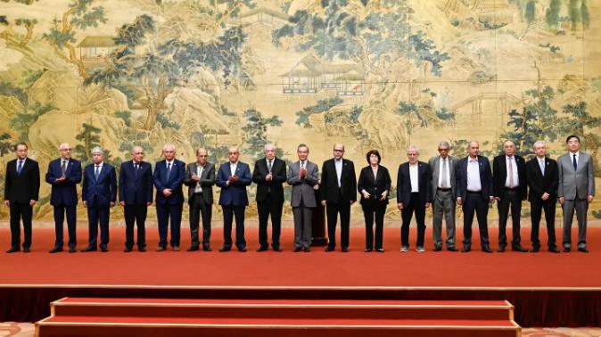 过去几天，中国外长王毅异常忙碌，他连续与四个国家的代表进行了会面交流，并取得了一