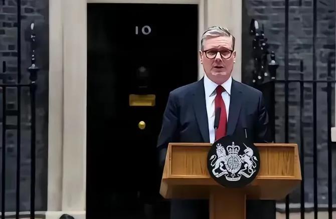 英国首相宣布国家破产，企图对高达 2.69 万亿英镑的债务置之不理。一个国家若走