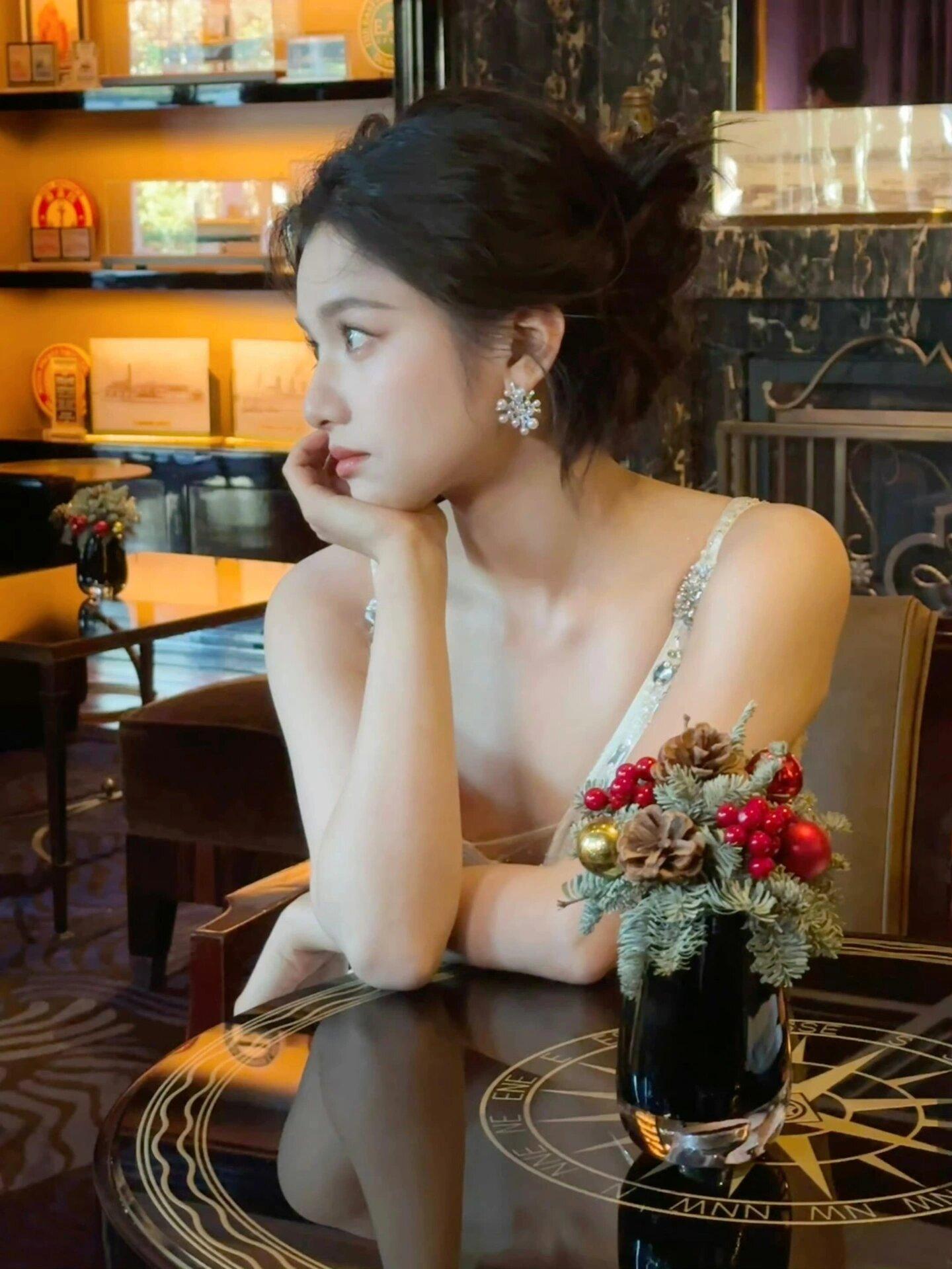 她被赞誉为拥有着“这要命的初恋脸”
