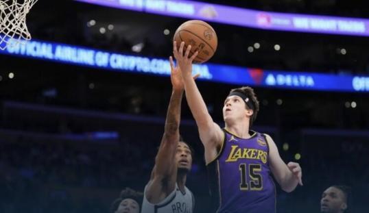 《湖人险胜篮网，里夫斯关键7分定乾坤》
NBA常规赛，湖人主场迎战篮网。拉塞尔