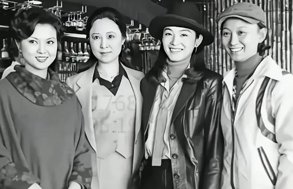 林青霞四位美女中一眼就看出来啦！她戴着黑色的帽子，笑起来真好看，像一朵玫瑰花一样