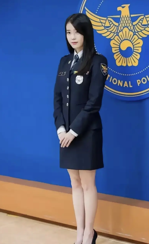 这是哪个国家设计出来的警服？主打大长腿吗？