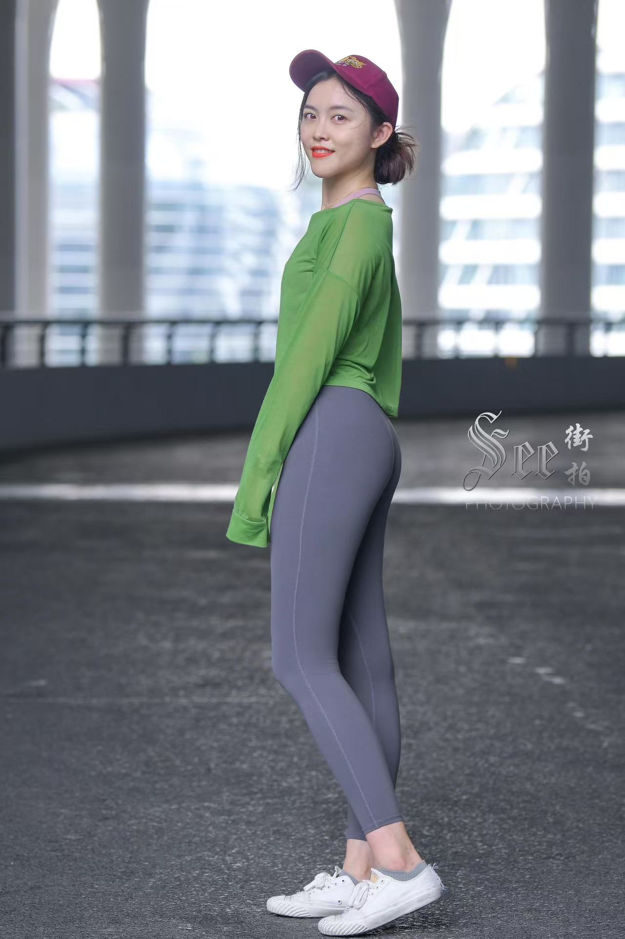 每次约学姐出门她都穿压缩裤哈哈哈哈