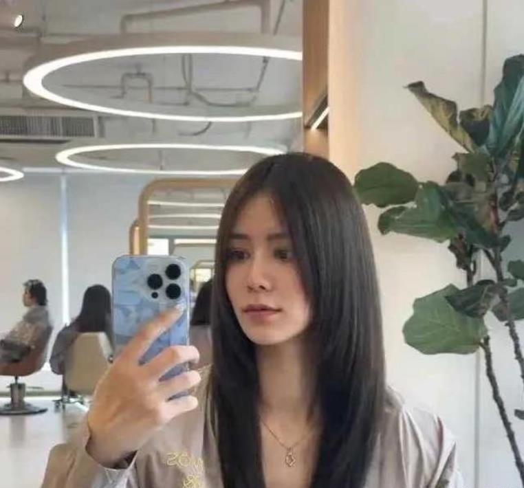 林峰妻子的全新发型引发热议，网友们纷纷称赞她的迷人气质。这份变化展现了她独特的女