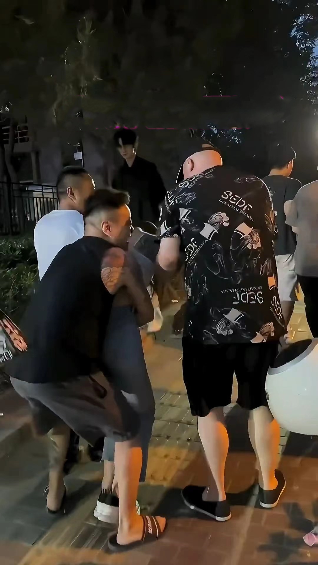 喝醉的女子有多重，4个男子接力都背不回去。在一个灯火阑珊的夜晚，一位喝醉的女子显