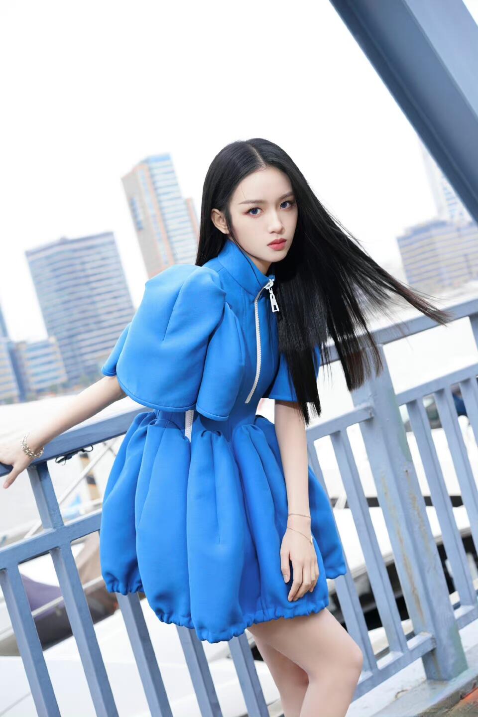 周也——身姿婉约动人