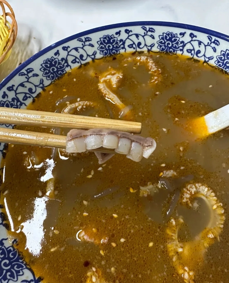 这是羊的哪个部位？
刚到饭店点的羊肉汤，正吃到一半就看到了这个，这是牙齿吗？牙齿
