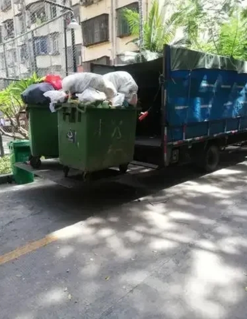 昨天，组里来收2025年卫生费了，我们家四口人，交了100元
     卫生费是
