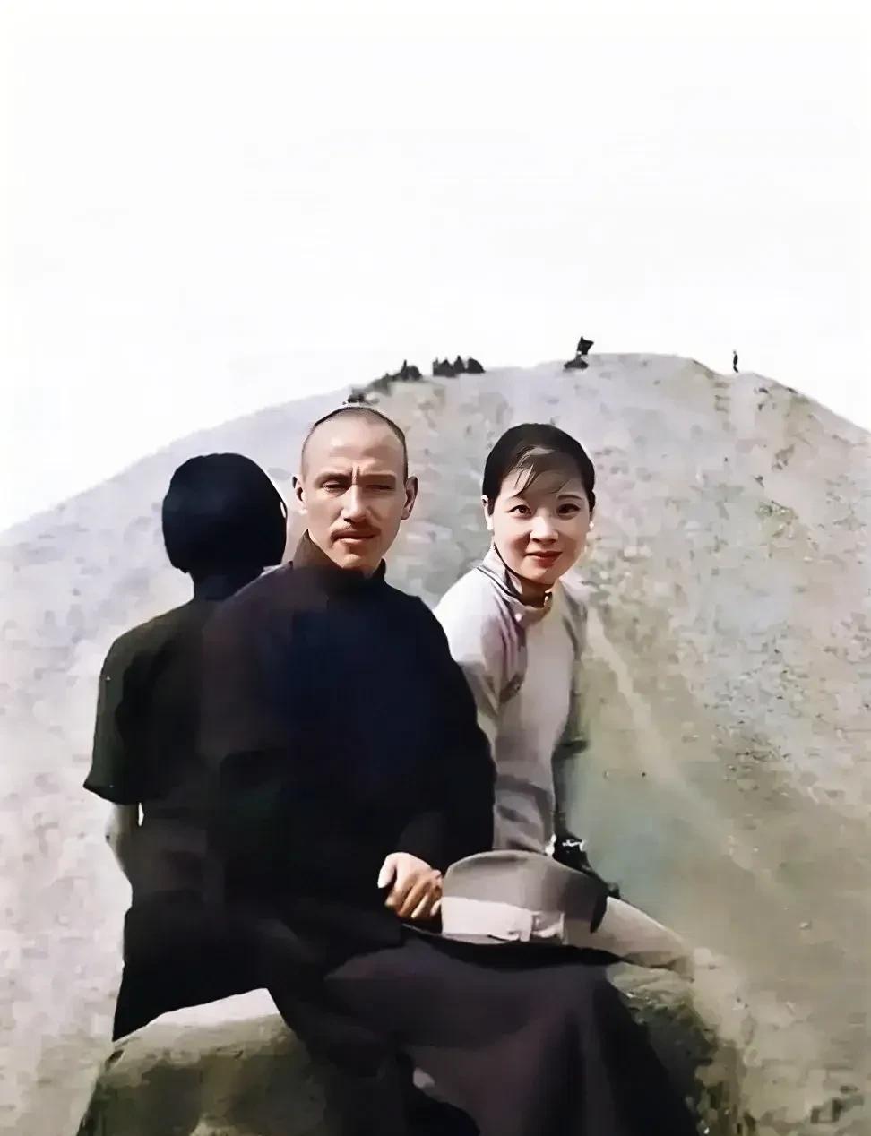 这才是蒋介石与宋美龄的真实长相，这可不是演员所扮演的，而是货真价实的本尊，两人面