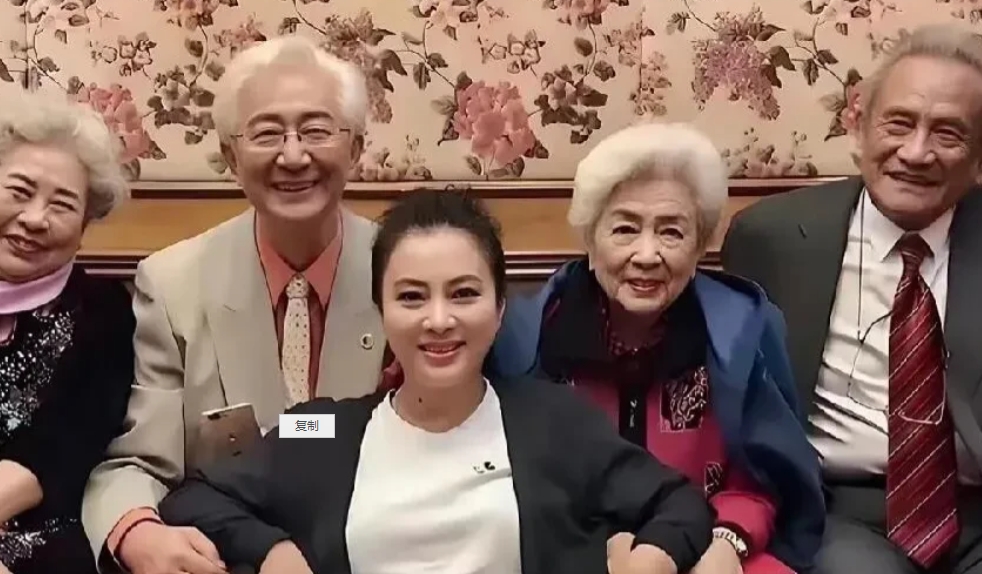这一张照片中，最幸福的应该是前面的李玲玉吧，60岁还满头的黑发。和后面一排的老艺