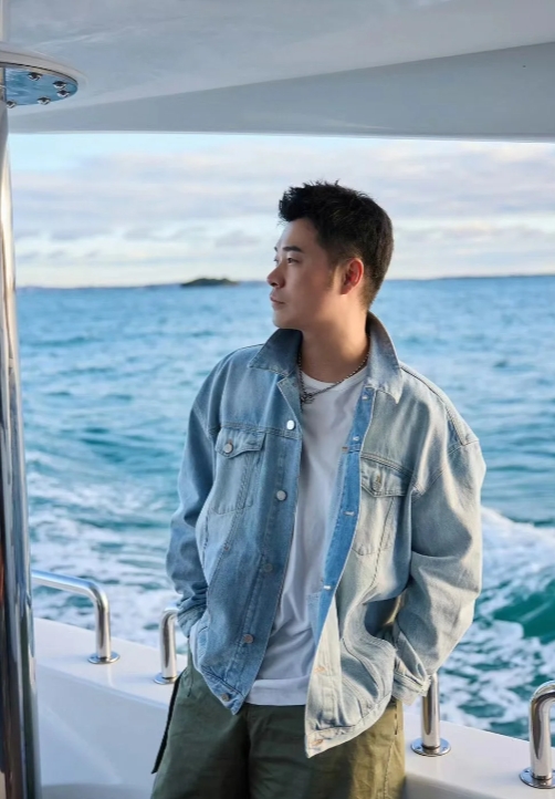 还记得在《爱情公寓》饰演的“曾小贤”吗