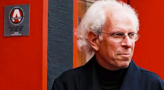 美国名摄影师北京演讲，不满听众看手机中途不讲了。

美国当代摄影名家萧尔日前在北