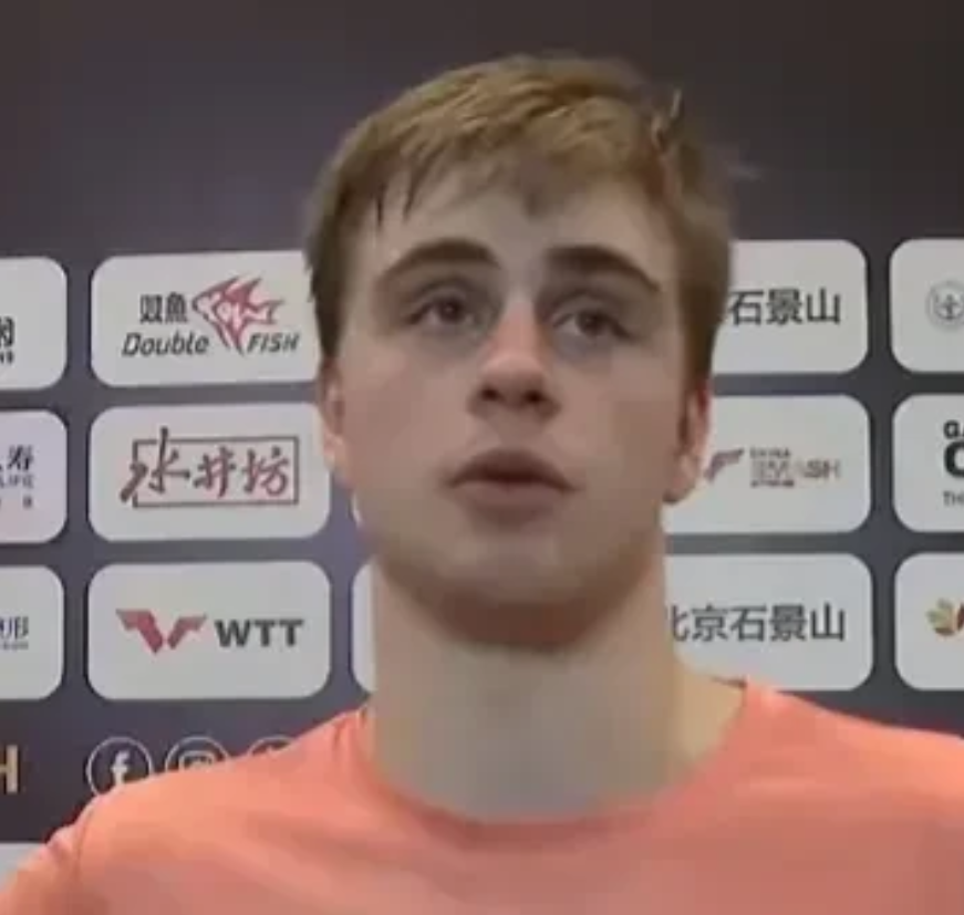 哇塞！你听说了吗？小莫这次可是栽了个大跟头啊！他原本想着在中国公开赛上挣点路费回