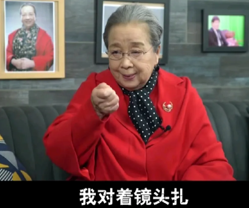 李明启老师，今年88岁了，她20多年前，出演容嬷嬷后，遭了大罪:

孙子不让她送