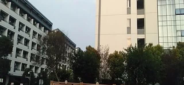 江西某女研究生考上了浙江某大局公务员，在收到第一个月工资后，她无法控制自己的情绪