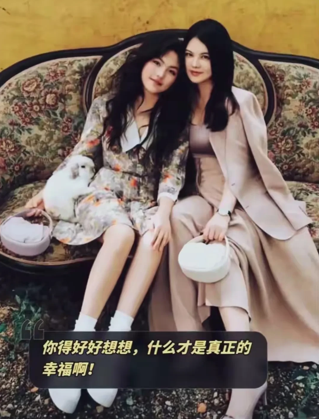 李湘母女又晒图了，这次看她们瘦了很多，以前胖乎乎的脸明显的小了，身上的游泳圈也看
