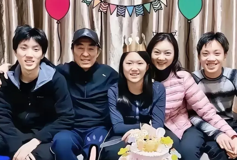 发现卸妆后的陈婷，已不再年轻，眼袋凸出，皮肤松弛，不过，眼睛特别有神，毕竟是三个