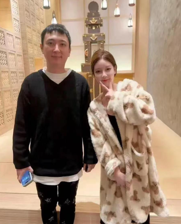 王思聪和富婆合影，竟然害羞了

在娱乐圈和商业圈都颇具影响力的王思聪，一张与某位
