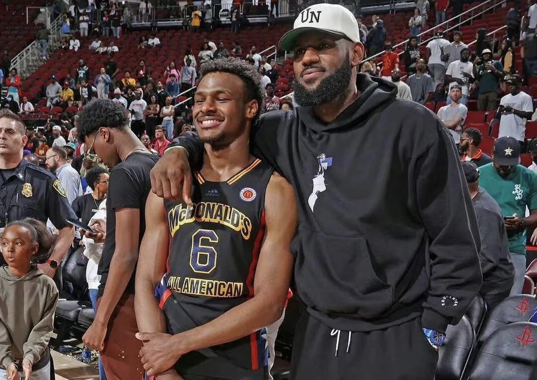 詹姆斯之子布朗尼宣布参加NBA选秀！
他在大学一年级的数据非常不理想，场均只能拿