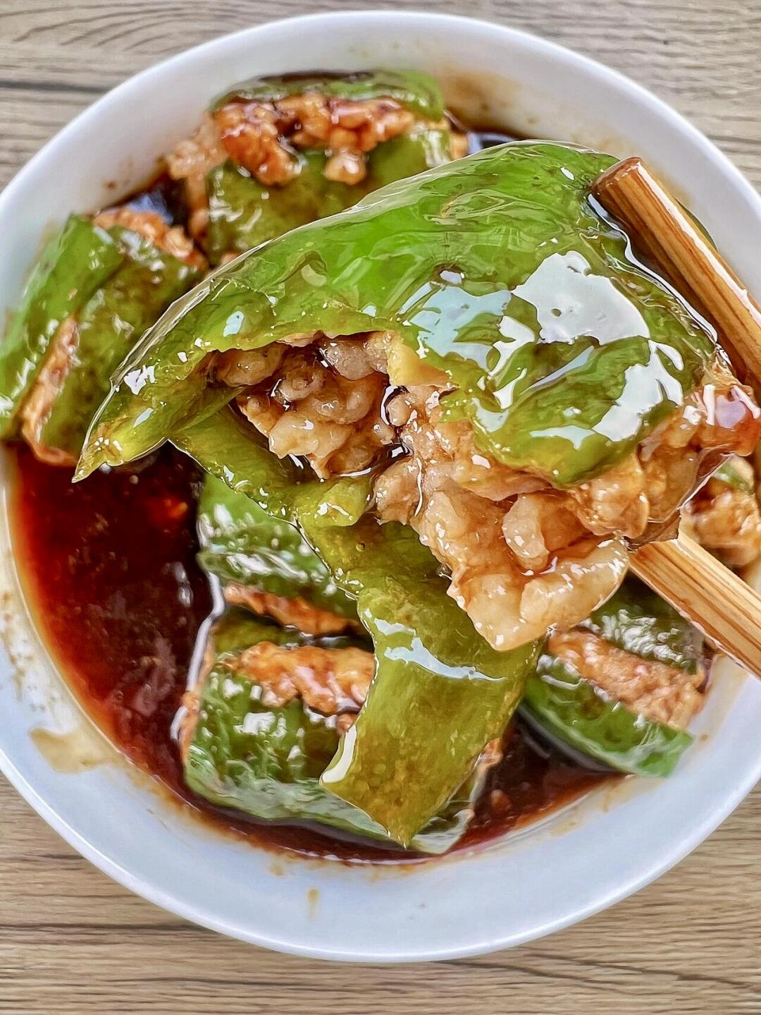 超下饭的虎皮青椒酿肉，做法简单快学起来哇哦！今天必须给大家分享一道超级下饭的神器