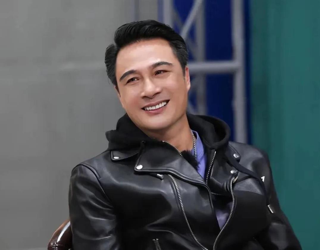 主持人问吴镇宇:“如果你儿子谈恋爱，他的对象需不需要过你这关？”吴镇宇的回答十分