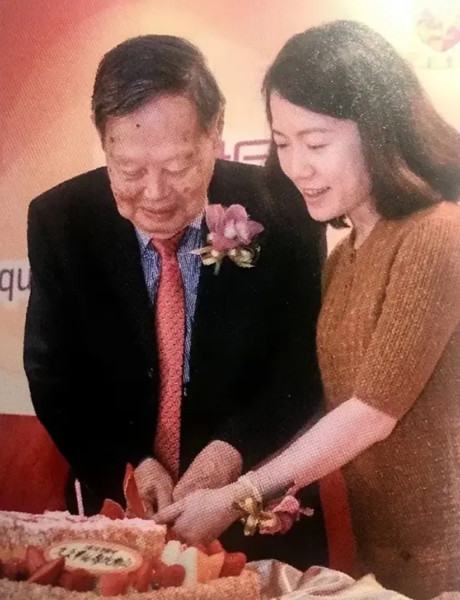 有一次，清华园为杨先生举行了百岁生日宴会。
好多学术界名人都来参加，杨先生的儿女
